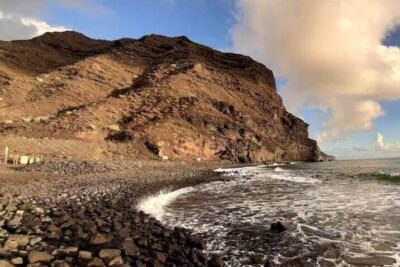 La playa Descojonado se encuentra en el municipio de La Aldea de San Nicolás