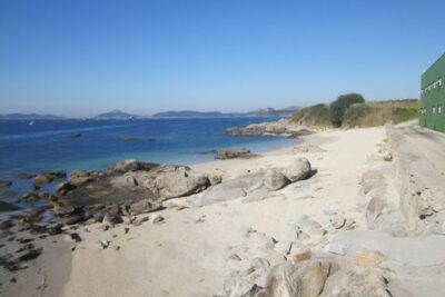 La playa Dos Castros se encuentra en el municipio de Cangas