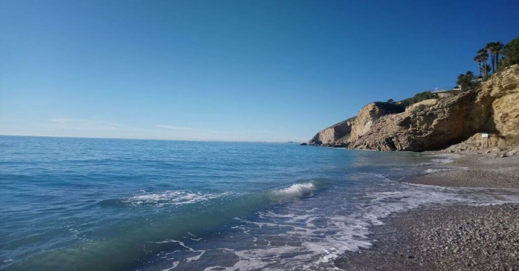 La playa El Asparalló se encuentra en el municipio de Villajoyosa, perteneciente a la provincia de Alicante y a la comunidad autónoma de Comunidad Valenciana