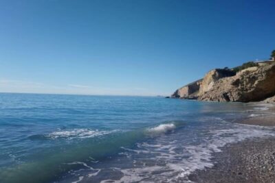 La playa El Asparalló se encuentra en el municipio de Villajoyosa