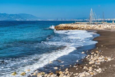 La playa El Candado se encuentra en el municipio de Málaga