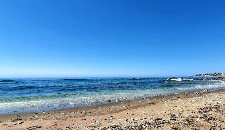 La playa El Chaparral se encuentra en el municipio de Mijas, perteneciente a la provincia de Málaga y a la comunidad autónoma de Andalucía