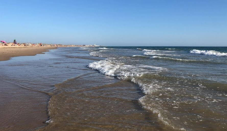 La playa El Chato / Urrutia se encuentra en el municipio de Cádiz, perteneciente a la provincia de Cádiz y a la comunidad autónoma de Andalucía