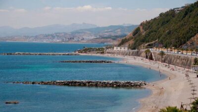 La playa El Chorrillo se encuentra en el municipio de Ceuta