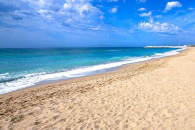 La playa El Francàs se encuentra en el municipio de El Vendrell