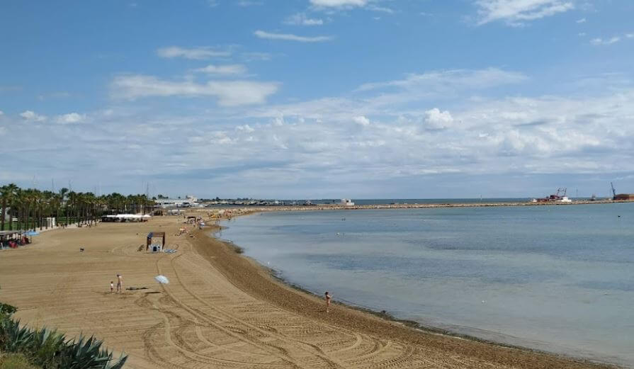 La playa El Garbi se encuentra en el municipio de Sant Carles de la Ràpita, perteneciente a la provincia de Tarragona y a la comunidad autónoma de Cataluña