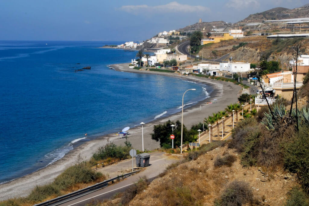 La playa El Lance de la Virgen se encuentra en el municipio de Adra