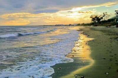 La playa El Pinillo se encuentra en el municipio de Marbella