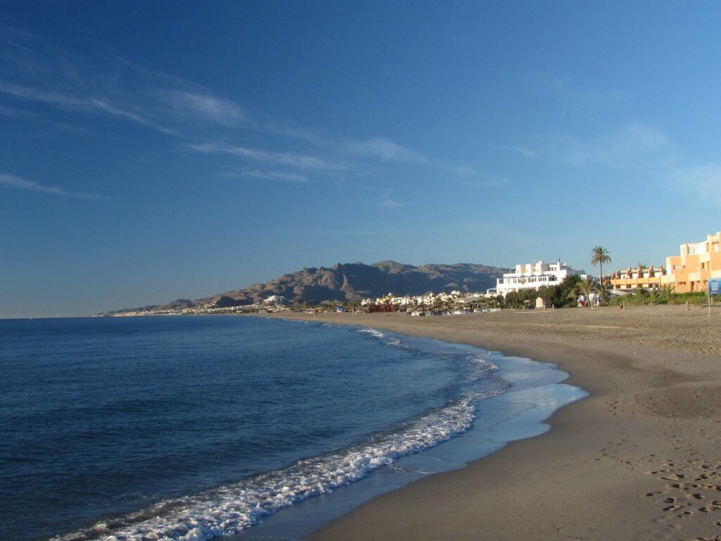 La playa El Playazo se encuentra en el municipio de Vera