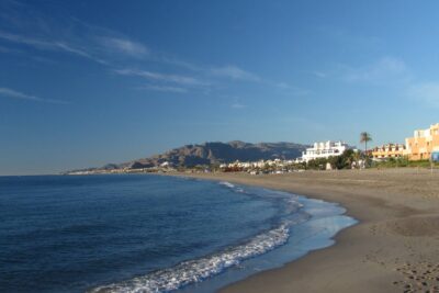 La playa El Playazo se encuentra en el municipio de Vera