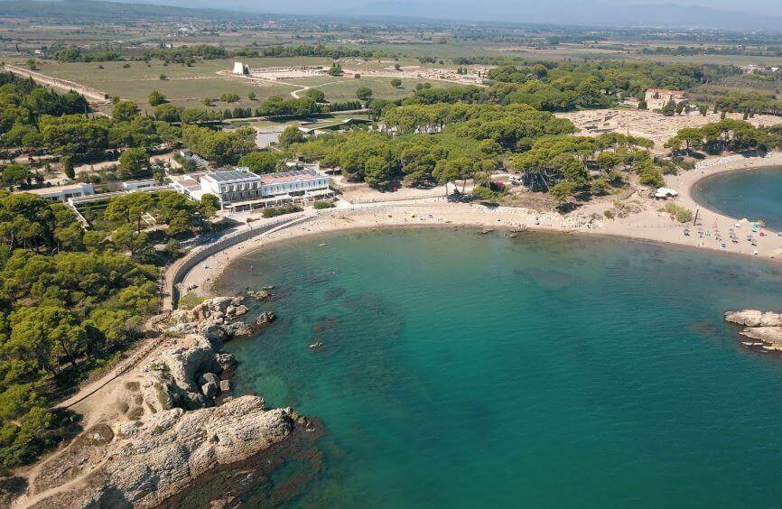 La playa El Portitxol se encuentra en el municipio de L'Escala, perteneciente a la provincia de Girona y a la comunidad autónoma de Cataluña