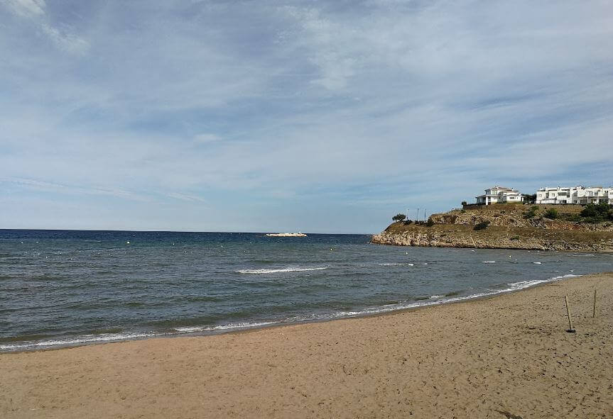 La playa El Rec del Moli se encuentra en el municipio de L'Escala, perteneciente a la provincia de Girona y a la comunidad autónoma de Cataluña
