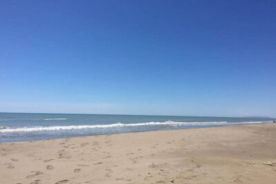 La playa El Serrallo se encuentra en el municipio de Sant Jaume d'Enveja