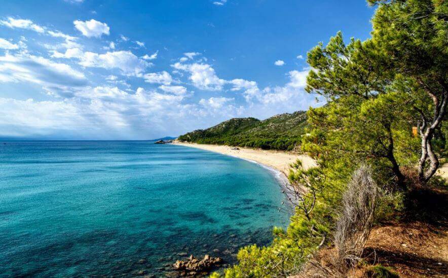 La playa El Torn se encuentra en el municipio de Vandellòs i l'Hospitalet de l'Infant, perteneciente a la provincia de Tarragona y a la comunidad autónoma de Cataluña