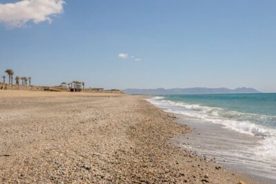 La playa El Toyo se encuentra en el municipio de Almería