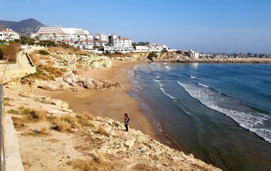 La playa Els Balmins se encuentra en el municipio de Sitges