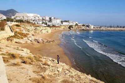 La playa Els Balmins se encuentra en el municipio de Sitges