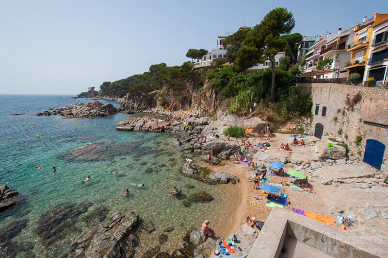 La playa Els Canyers se encuentra en el municipio de Palafrugell, perteneciente a la provincia de Girona y a la comunidad autónoma de Cataluña