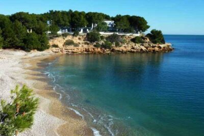 La playa Els Capellans / Cala Montero se encuentra en el municipio de L'Ampolla