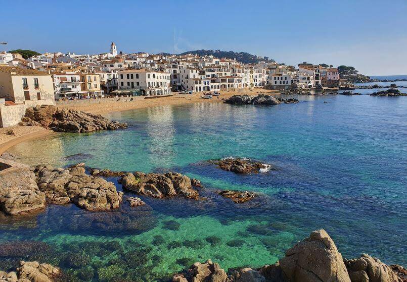 La playa En Calau se encuentra en el municipio de Palafrugell, perteneciente a la provincia de Girona y a la comunidad autónoma de Cataluña