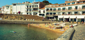 La playa Es Pianc se encuentra en el municipio de Cadaqués