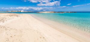 La playa Es Pujols se encuentra en el municipio de Formentera