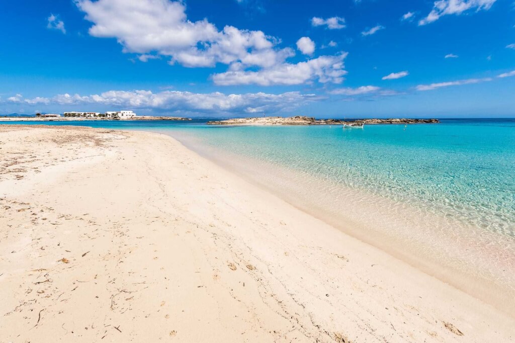 La playa Es Pujols se encuentra en el municipio de Formentera