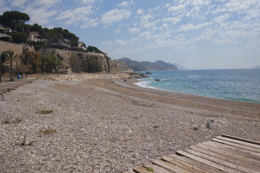 La playa Estudiantes se encuentra en el municipio de Villajoyosa, perteneciente a la provincia de Alicante y a la comunidad autónoma de Comunidad Valenciana