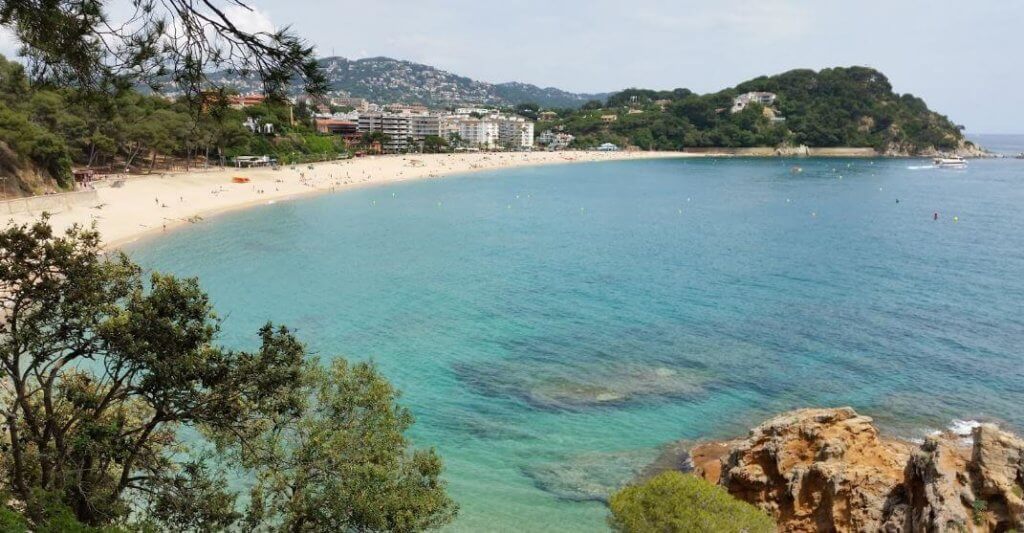 La playa Fenals se encuentra en el municipio de Lloret de Mar, perteneciente a la provincia de Girona y a la comunidad autónoma de Cataluña