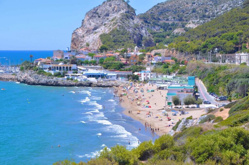 La playa Garraf se encuentra en el municipio de Sitges, perteneciente a la provincia de Barcelona y a la comunidad autónoma de Cataluña