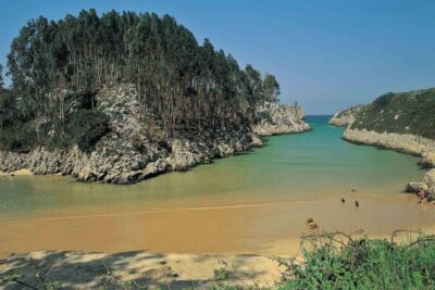 La playa Guadamía / Aguamía se encuentra en el municipio de Llanes