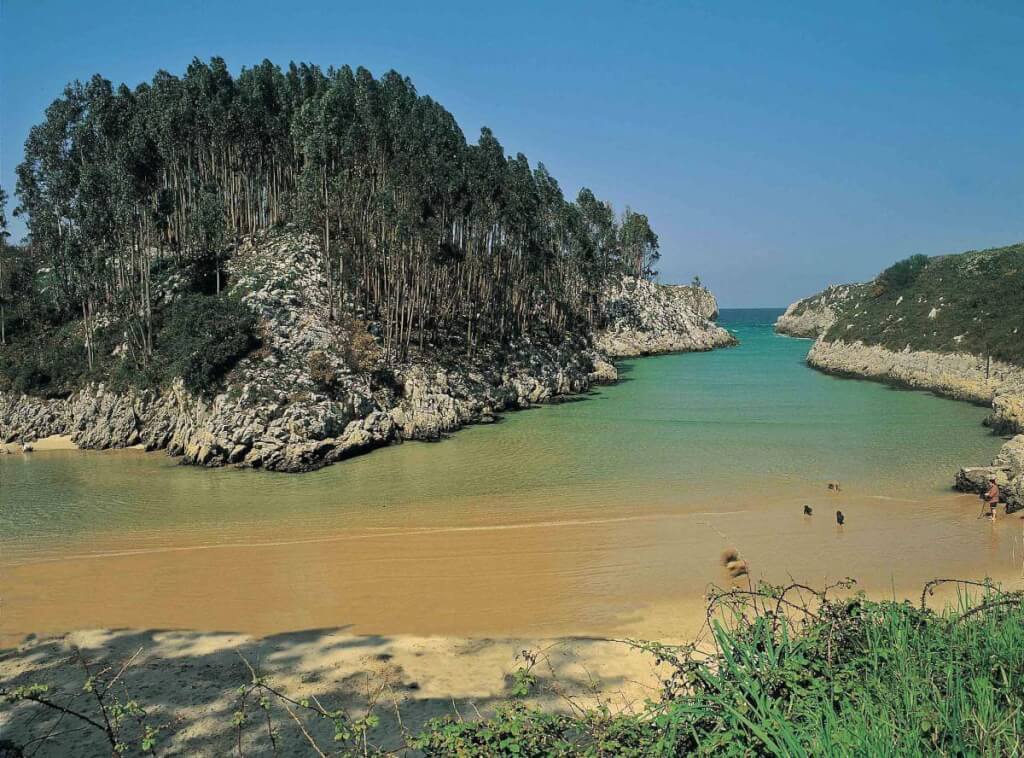 La playa Guadamía / Aguamía se encuentra en el municipio de Llanes