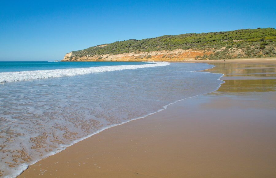 La playa Hierbabuena se encuentra en el municipio de Barbate, perteneciente a la provincia de Cádiz y a la comunidad autónoma de Andalucía