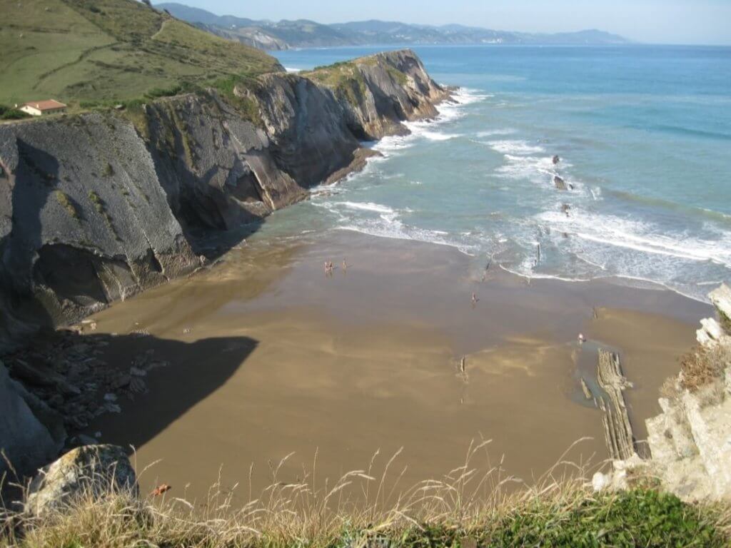 La playa Itzurun se encuentra en el municipio de Zumaia, perteneciente a la provincia de Gipuzkoa y a la comunidad autónoma de País Vasco