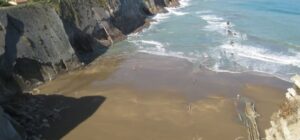 La playa Itzurun se encuentra en el municipio de Zumaia