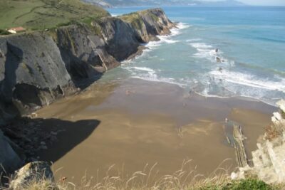 La playa Itzurun se encuentra en el municipio de Zumaia