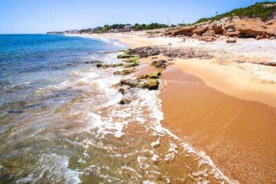 La playa L'Almadrava / L'Arenalet se encuentra en el municipio de Vandellòs i l'Hospitalet de l'Infant