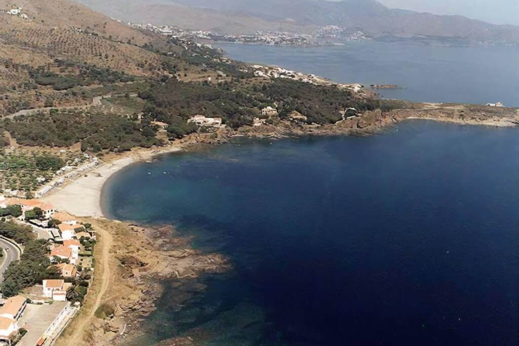 La playa L'Arola se encuentra en el municipio de El Port de la Selva