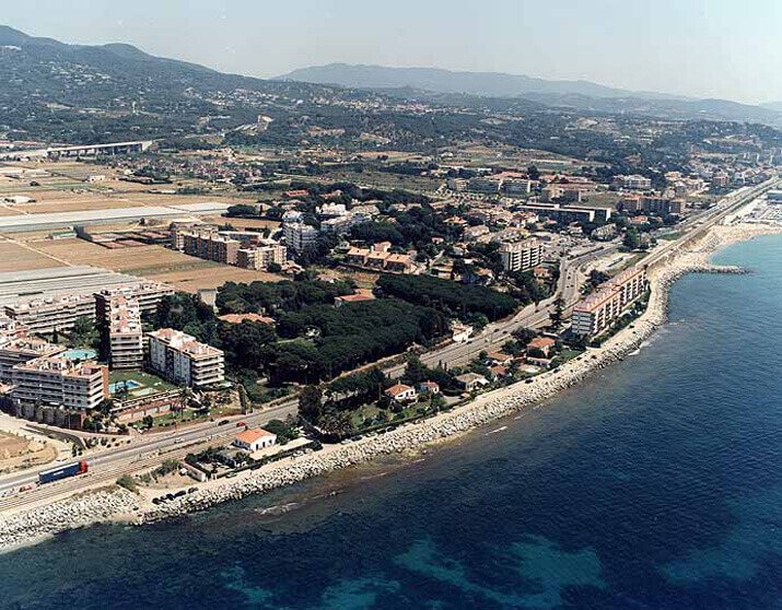 La playa L'Estació se encuentra en el municipio de Sant Adrià de Besòs, perteneciente a la provincia de Barcelona y a la comunidad autónoma de Cataluña