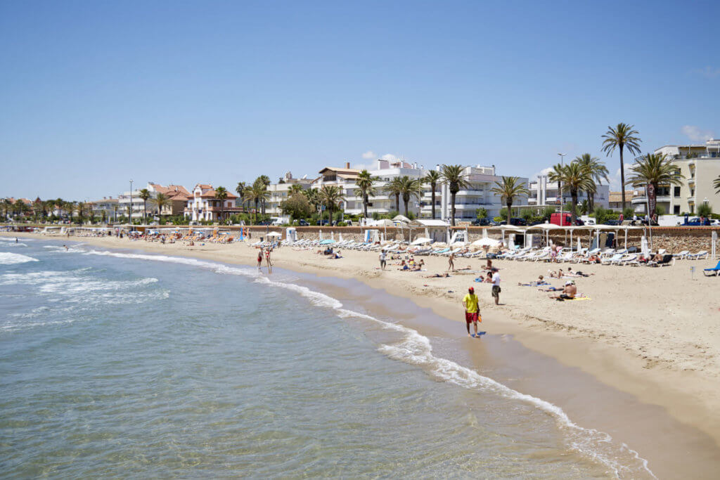 La playa L'Estanyol se encuentra en el municipio de Sitges, perteneciente a la provincia de Barcelona y a la comunidad autónoma de Cataluña