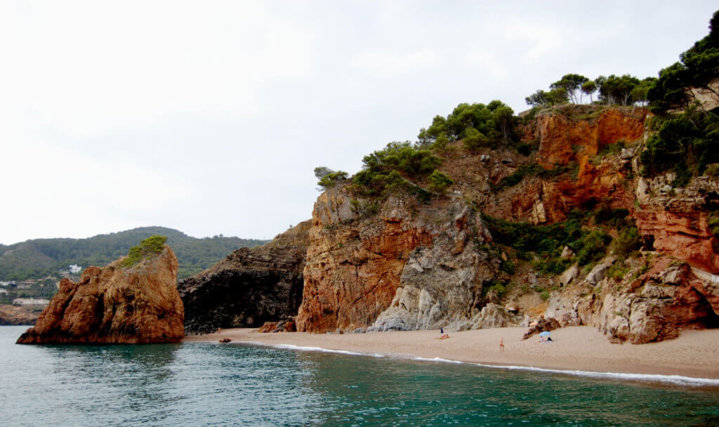La playa L'Illa Roja se encuentra en el municipio de Begur, perteneciente a la provincia de Girona y a la comunidad autónoma de Cataluña