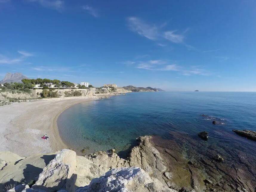 La playa La Almadraba / Varadero se encuentra en el municipio de Villajoyosa, perteneciente a la provincia de Alicante y a la comunidad autónoma de Comunidad Valenciana