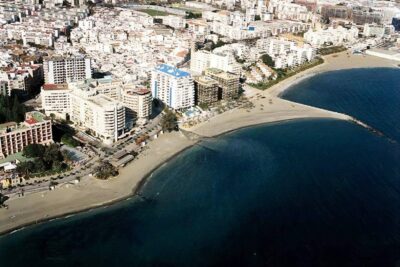 La playa La Bajadilla se encuentra en el municipio de Marbella