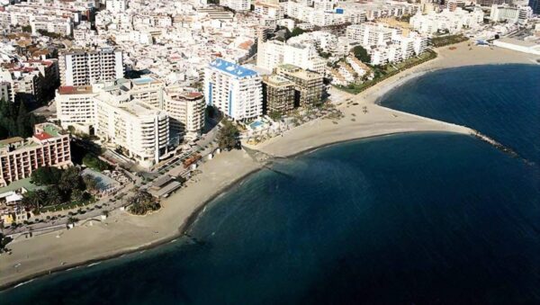 La playa La Bajadilla se encuentra en el municipio de Marbella