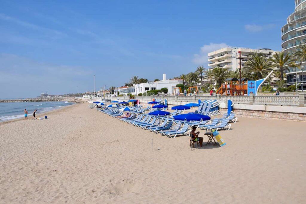 La playa La Bassa Rodona se encuentra en el municipio de Sitges