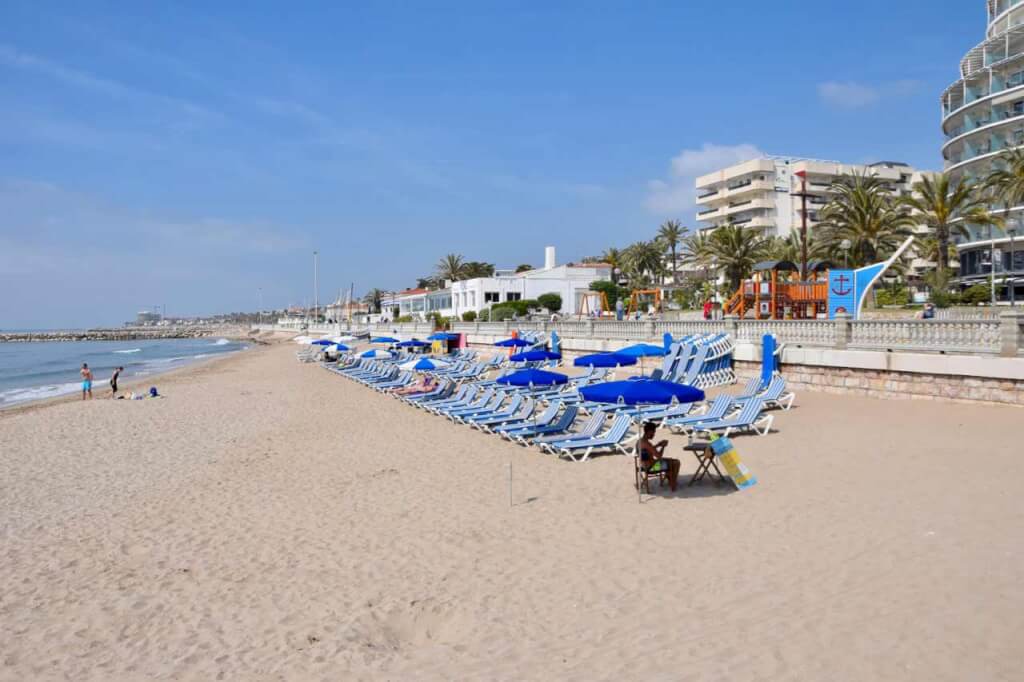 La playa La Bassa Rodona se encuentra en el municipio de Sitges