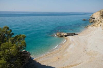 La playa La Caleta / Cala Higuera se encuentra en el municipio de Villajoyosa