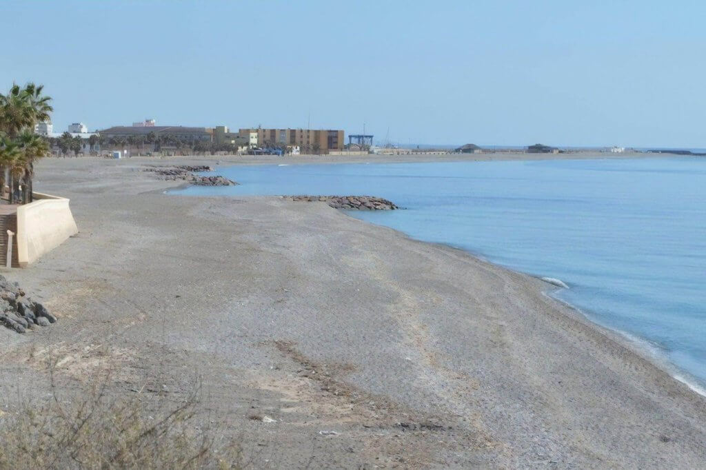 La playa La Caracola / Playa Bolaños se encuentra en el municipio de Adra