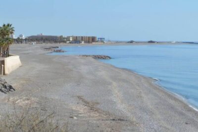 La playa La Caracola / Playa Bolaños se encuentra en el municipio de Adra