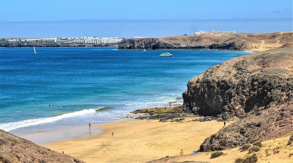 La playa La Cera / Cerita se encuentra en el municipio de Yaiza, perteneciente a la provincia de Lanzarote y a la comunidad autónoma de Canarias